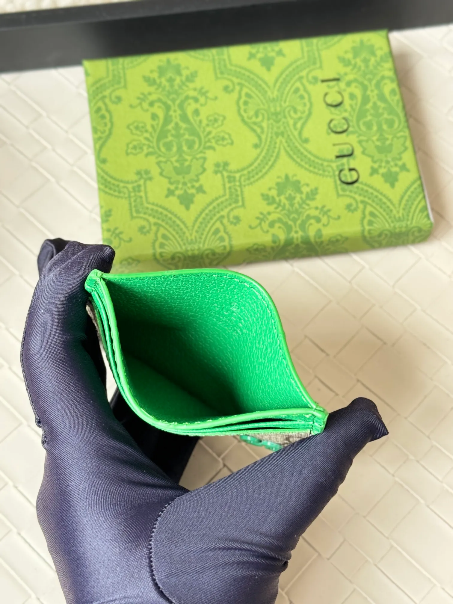 💰100 Gucci card uses a two-tone design full of contrasting beauty to make the GG logo embellished on the bag shine. The fabric is black GG, and the lining is made of contrasting cowhide. It is made of black GG Supreme canvas with dark gray ceramic effect double G. Size: 11x 7cm Model: 768248