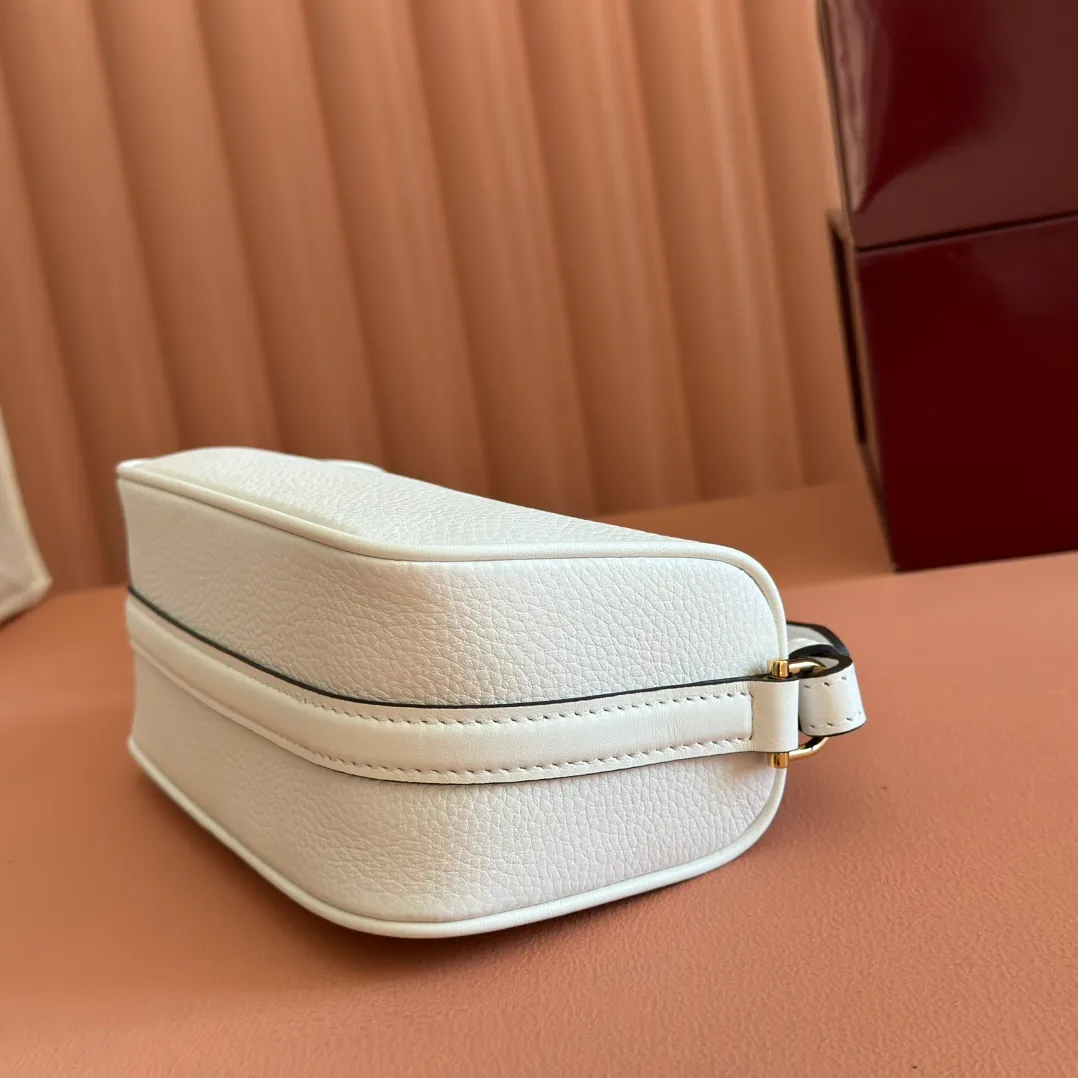 p1060💋💋💋【With full set of original counter packaging】The brand interprets iconic elements from a contemporary perspective and re-presents the Gucci half-horse bit design. It uses soft cow leather that fits the body shape to inject new style into classic accessories. This mini bag is crafted from soft grained leather and features a half horsebit detail on the side. Green grained soft leather. Light gold tone hardware. Tonal cotton and linen blend lining. Half horsebit buckle. Calf leather shoulder strap (23cm high). Zip closure. Ident.: 860784. Dimensions: 19cm (width) x 19.5cm (height) x 9cm (depth) Weight: approx. 272g Color: white/full leather.