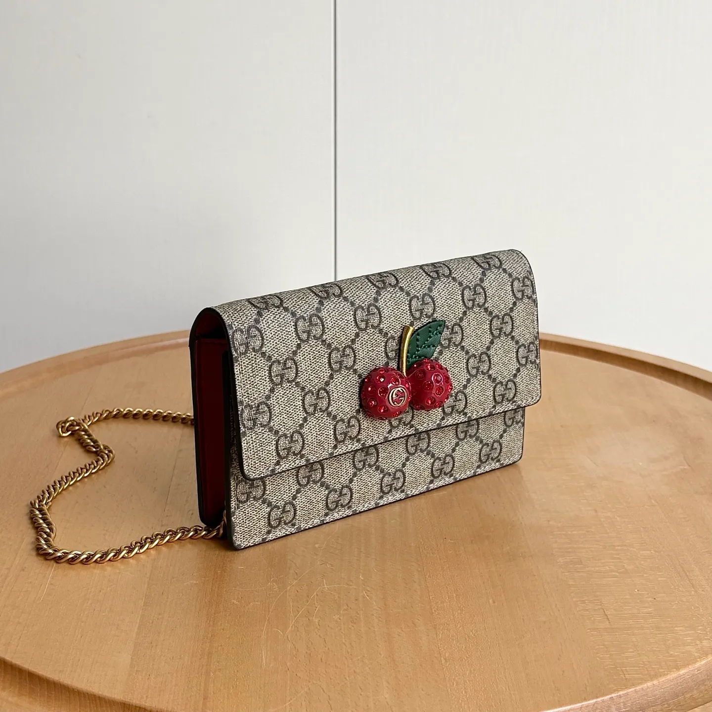 Upgraded version of real shot #💰280 Style number: 481291 Cherry Size: 16.5x10x3.5cm Gucci Garden souvenir ~ Midsummer [Sun] "Cherry" series new style! 🍒🍒 A three-dimensional cherry accessory, inlaid with crystals and standing with the GG logo. It is equipped with a Gucci logo keychain. The chain is removable and can be used as a handbag. It is suitable for various occasions and is the source of sweet fashion~