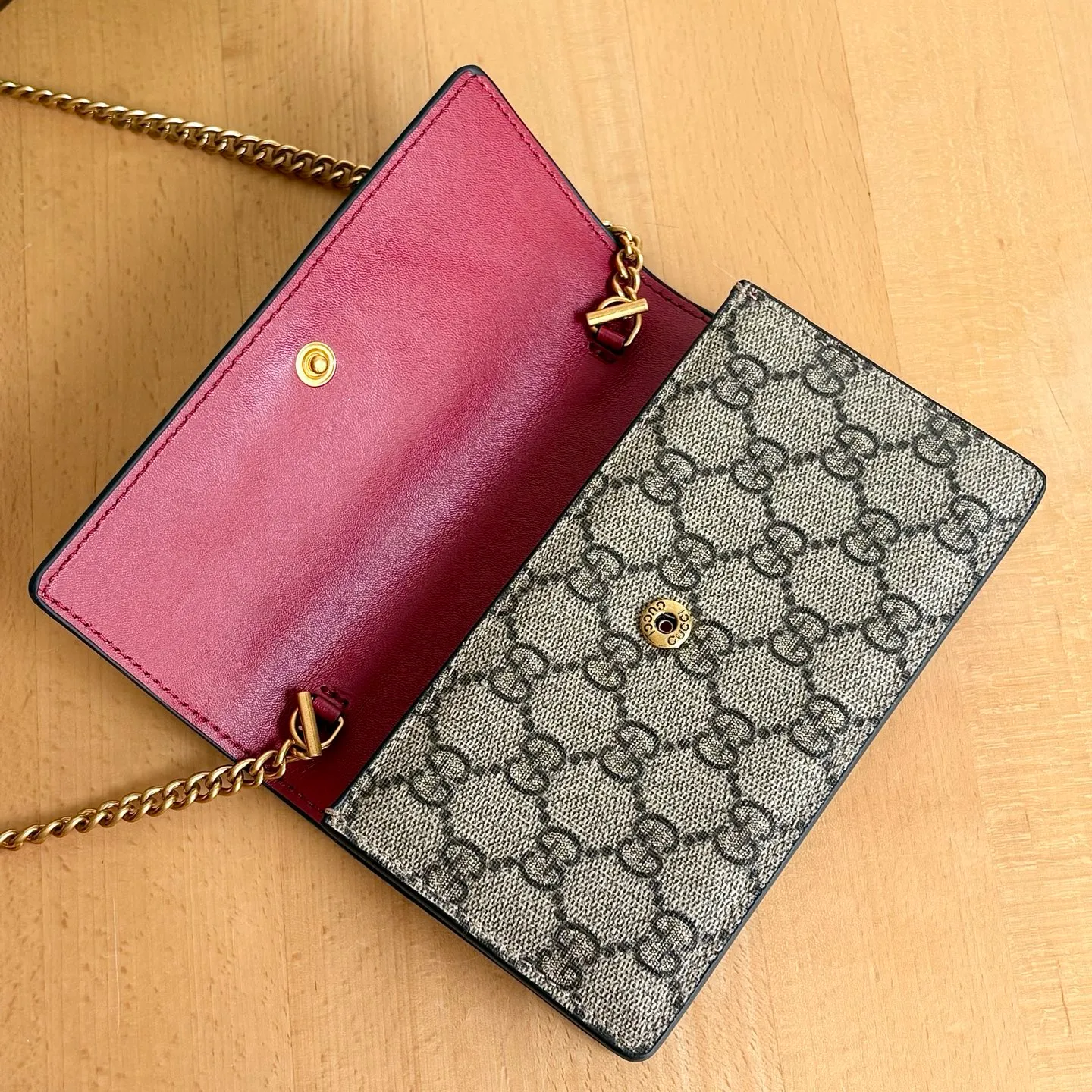 Upgraded version of real shot #💰280 Style number: 481291 Cherry Size: 16.5x10x3.5cm Gucci Garden souvenir ~ Midsummer [Sun] "Cherry" series new style! 🍒🍒 A three-dimensional cherry accessory, inlaid with crystals and standing with the GG logo. It is equipped with a Gucci logo keychain. The chain is removable and can be used as a handbag. It is suitable for various occasions and is the source of sweet fashion~