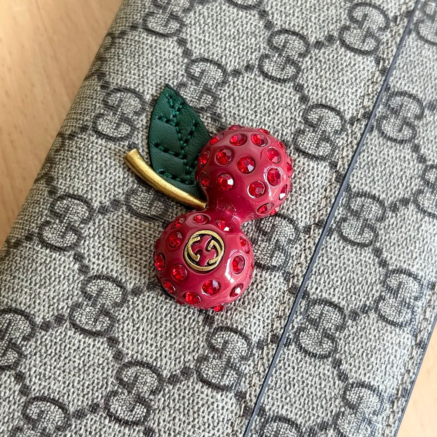 Upgraded version of real shot #💰280 Style number: 481291 Cherry Size: 16.5x10x3.5cm Gucci Garden souvenir ~ Midsummer [Sun] "Cherry" series new style! 🍒🍒 A three-dimensional cherry accessory, inlaid with crystals and standing with the GG logo. It is equipped with a Gucci logo keychain. The chain is removable and can be used as a handbag. It is suitable for various occasions and is the source of sweet fashion~