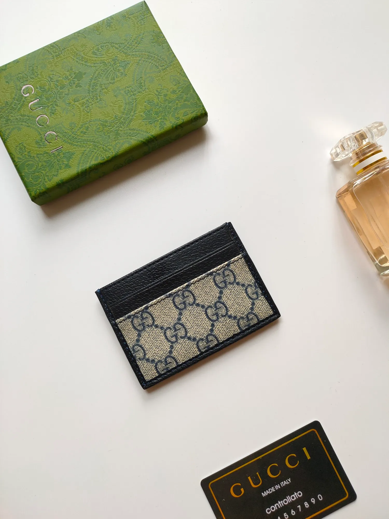￥90 [Rose] This Gucci card holder is ingeniously decorated with different styles of brand logos [Celebration] The black GG Supreme canvas material and the oval interlocking double G logo complement each other, highlighting the elegance and extraordinary charm. Two archival details blend together to give this accessory a vintage feel. Style number: 673002 Size: 10x 7cm
