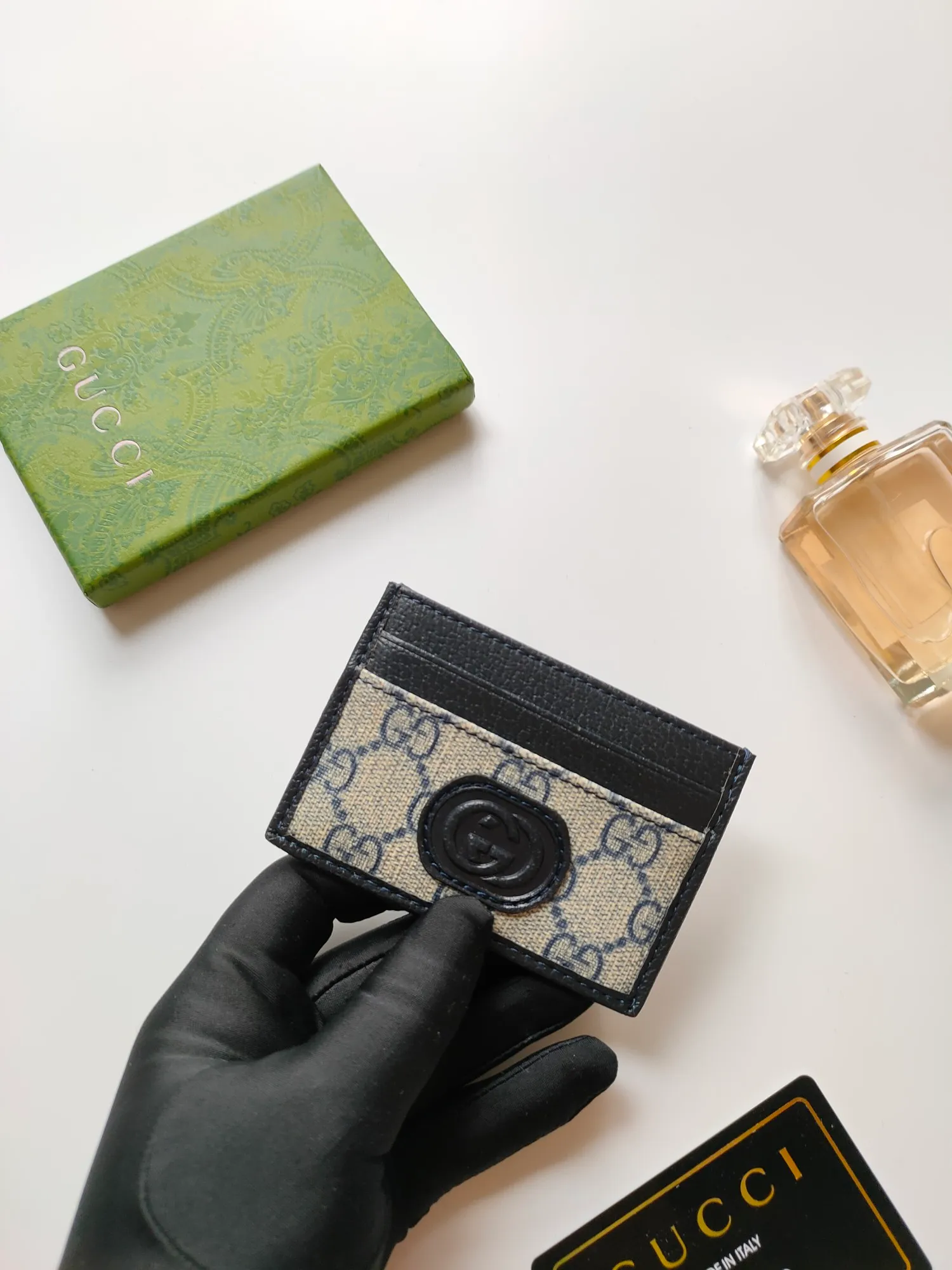 ￥90 [Rose] This Gucci card holder is ingeniously decorated with different styles of brand logos [Celebration] The black GG Supreme canvas material and the oval interlocking double G logo complement each other, highlighting the elegance and extraordinary charm. Two archival details blend together to give this accessory a vintage feel. Style number: 673002 Size: 10x 7cm