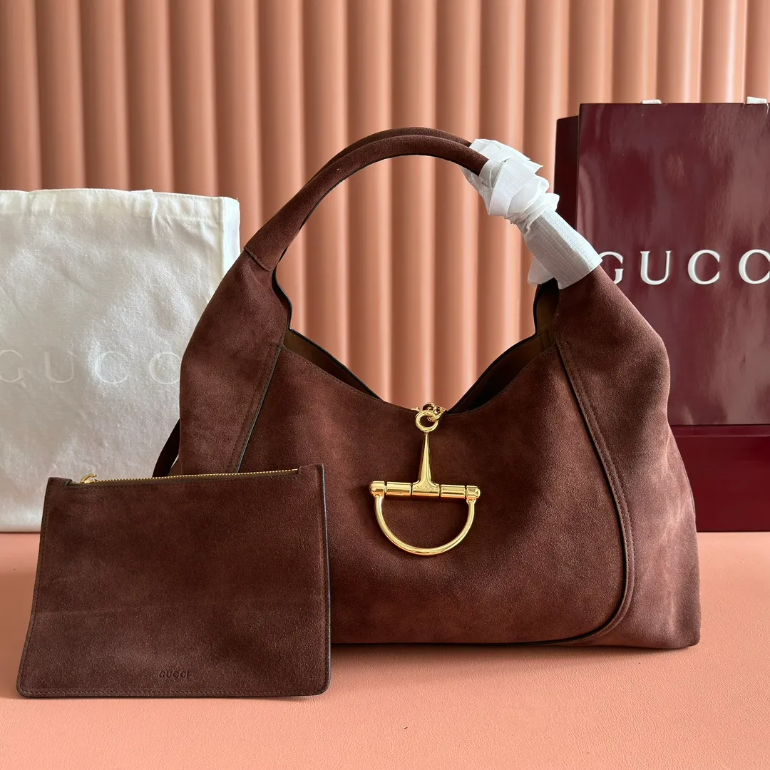 💋💋💋p1680 This Gucci Softbit series shoulder bag is ingeniously integrated with the brand's classic equestrian style accessories in the shape of a large half-horse bit. This large shoulder bag comes with a removable clutch. Gucci Ankara red grained calf leather Light gold tone hardware Dark brown microfiber lining Half horsebit closure Interior: Detachable clutch Holds iPhone Pro Max/Plus, Airpods, long wallet and lipstick Shoulder strap: 20 cm high Magnetic closure Model number: 837466. Dimensions: 46cm (width) x 26cm (height) x 16cm (depth) Weight: approx. 1.4kg Color: dark brown/original leather. Made in Italy