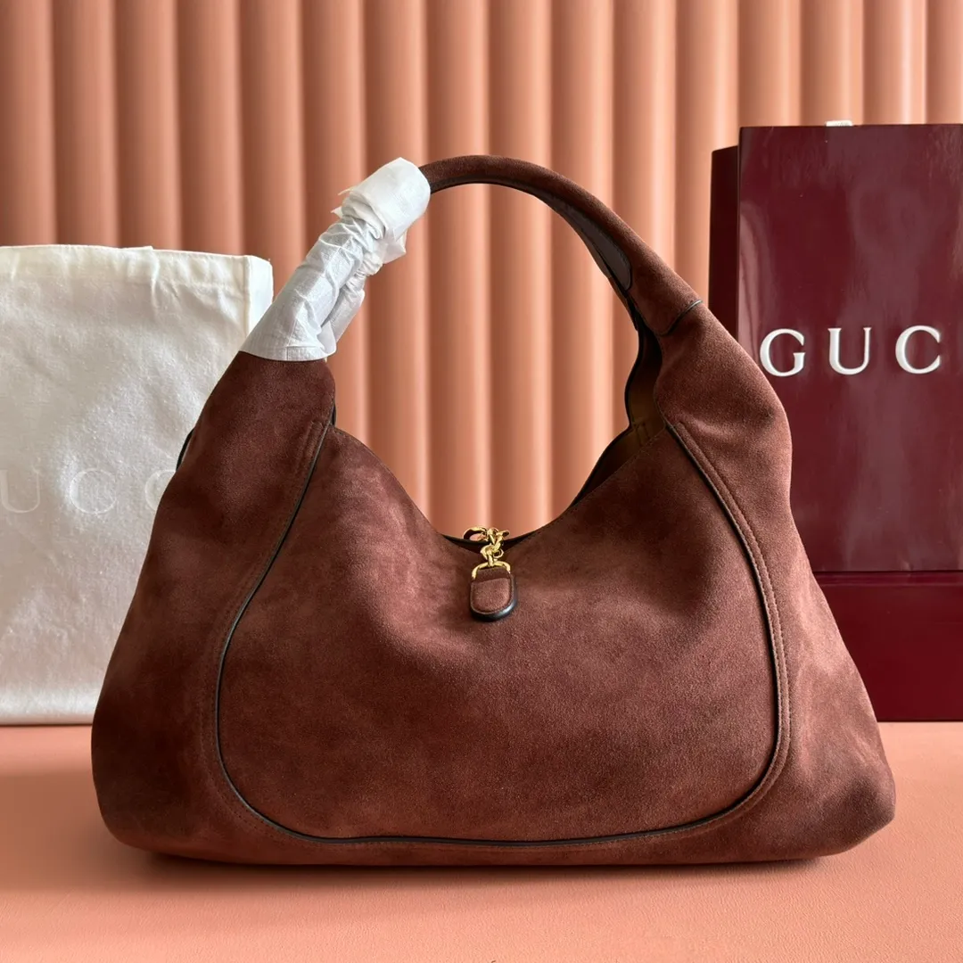 💋💋💋p1680 This Gucci Softbit series shoulder bag is ingeniously integrated with the brand's classic equestrian style accessories in the shape of a large half-horse bit. This large shoulder bag comes with a removable clutch. Gucci Ankara red grained calf leather Light gold tone hardware Dark brown microfiber lining Half horsebit closure Interior: Detachable clutch Holds iPhone Pro Max/Plus, Airpods, long wallet and lipstick Shoulder strap: 20 cm high Magnetic closure Model number: 837466. Dimensions: 46cm (width) x 26cm (height) x 16cm (depth) Weight: approx. 1.4kg Color: dark brown/original leather. Made in Italy