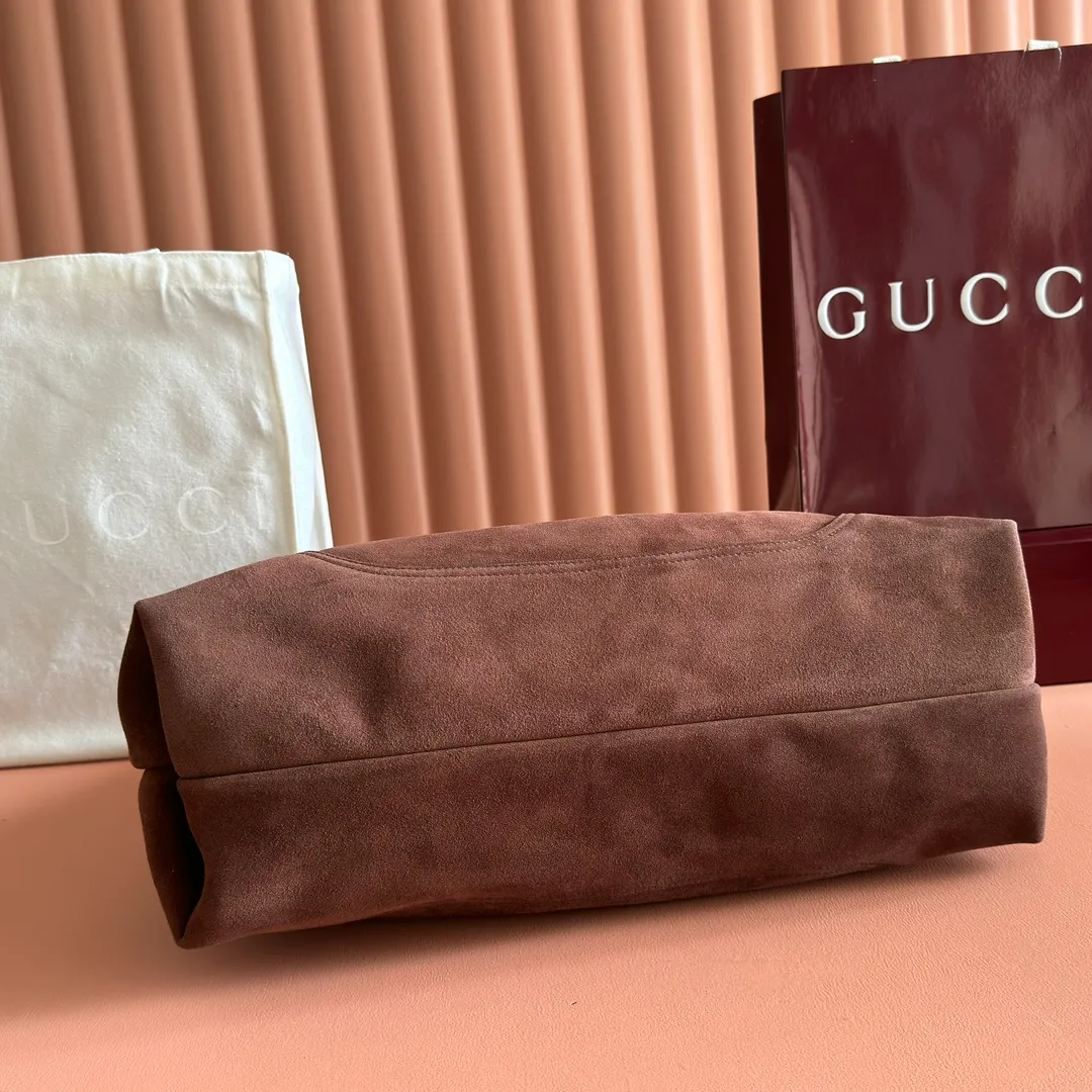 💋💋💋p1680 This Gucci Softbit series shoulder bag is ingeniously integrated with the brand's classic equestrian style accessories in the shape of a large half-horse bit. This large shoulder bag comes with a removable clutch. Gucci Ankara red grained calf leather Light gold tone hardware Dark brown microfiber lining Half horsebit closure Interior: Detachable clutch Holds iPhone Pro Max/Plus, Airpods, long wallet and lipstick Shoulder strap: 20 cm high Magnetic closure Model number: 837466. Dimensions: 46cm (width) x 26cm (height) x 16cm (depth) Weight: approx. 1.4kg Color: dark brown/original leather. Made in Italy