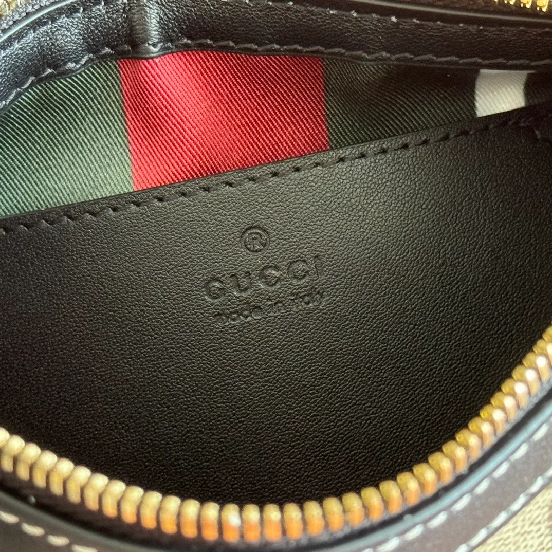 p980💋💋💋[Original leather configuration counter complete package] 2025 autumn and winter series, the new GG Emblem series reinterprets the brand's timeless elegance and exquisite craftsmanship. Designed with a chain strap and comes with an adjustable leather shoulder strap. New GG monogram coated fabric in beige and dark brown Brown leather trim Light gold tone hardware Red and green web cotton lining The bag pictured is sold separately and does not come with the bag charm. Interior: Open pocket Chain shoulder strap (25 cm high) Leather shoulder strap: Height: 52 cm – 57 cm; Length: 97 – 106 cm Model number: 847447. Dimensions: 24cm (width) x 16.5cm (height) x 5.5cm (depth) Weight: about 0.5kg Color: Brown/PVC. Made in Italy