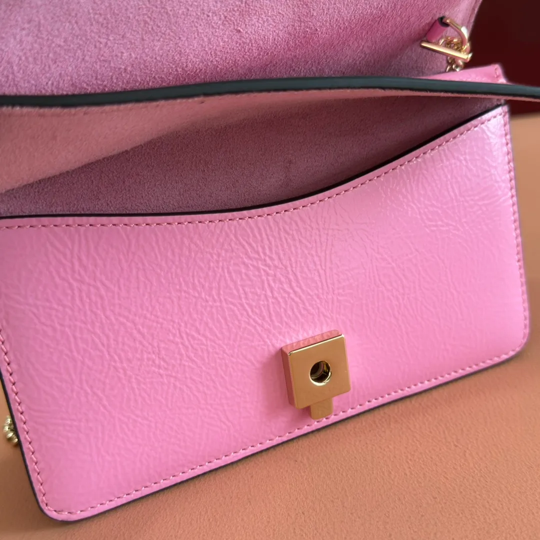 p800. 💋💋💋"With full set of original counter packaging" [New product] This mini shoulder bag is made of patent leather. It has a crisp shape, appropriate depth, elegant and generous, beautiful and practical. The light gold-toned chain strap offers a variety of styling options and can be worn over the shoulder or as an accessory. Forest green patent leather Light gold tone hardware Forest green suede lining 1 external pocket Chain shoulder strap (53cm high) Button closure Ident: 837370. Dimensions: 17.5cm (width) x 11cm (height) x 6.5cm (3.5cm) (depth) Weight: approx. 0.351kg Color: Pink patent leather. Made in Italy