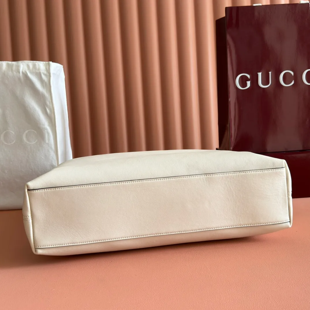 p1760💋💋💋【With full set of original counter gift bag packaging】2025 autumn and winter series, Gucci Beatrix series handbags are crafted from black cow leather material and equipped with iconic horsebit detail shoulder straps, adding brand connotation to the casual silhouette. Gold-toned accessories add a refined touch, and a zippered pocket inside keeps daily essentials secure. Combining elegant design with practical performance, it easily accommodates daily essentials. Black soft glossy calf leather Gold-tone hardware Black cotton and linen blend lining Horsebit detail on shoulder strap Interior: Zip pocket Adjustable shoulder strap Height: 26cm - 33cm; Length: 94cm Ident: 850546. Dimensions: 40cm (width) x 36cm (height) x 12cm (depth) Weight: approx. 1kg Color: White full leather. Made in Italy