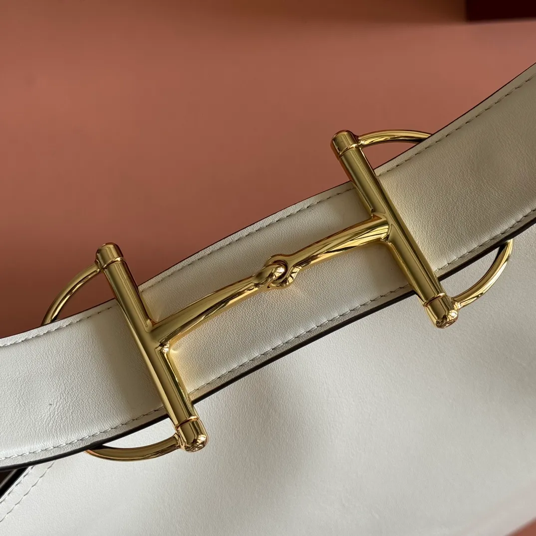 p1760💋💋💋【With full set of original counter gift bag packaging】2025 autumn and winter series, Gucci Beatrix series handbags are crafted from black cow leather material and equipped with iconic horsebit detail shoulder straps, adding brand connotation to the casual silhouette. Gold-toned accessories add a refined touch, and a zippered pocket inside keeps daily essentials secure. Combining elegant design with practical performance, it easily accommodates daily essentials. Black soft glossy calf leather Gold-tone hardware Black cotton and linen blend lining Horsebit detail on shoulder strap Interior: Zip pocket Adjustable shoulder strap Height: 26cm - 33cm; Length: 94cm Ident: 850546. Dimensions: 40cm (width) x 36cm (height) x 12cm (depth) Weight: approx. 1kg Color: White full leather. Made in Italy
