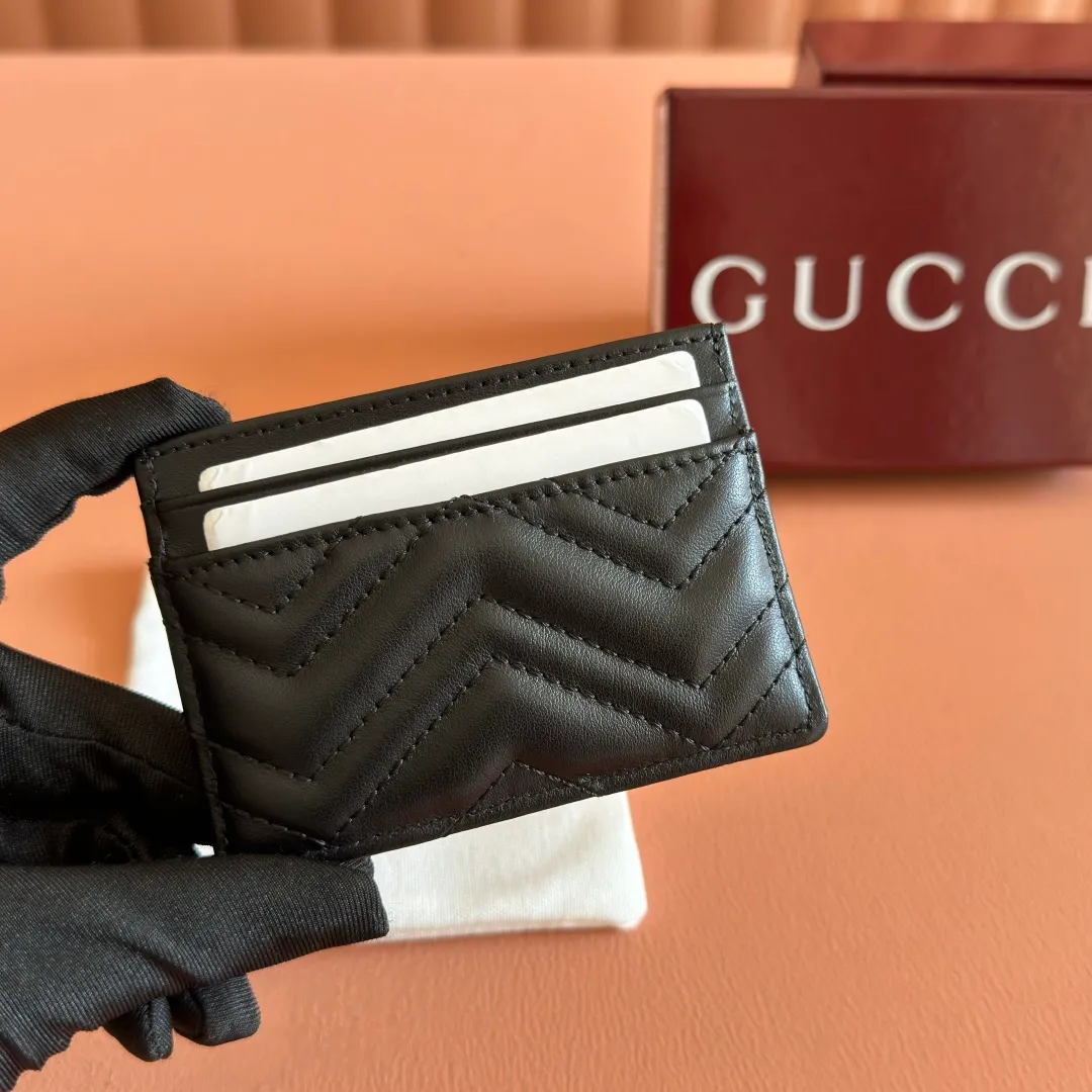 p280💋💋💋"With full set of original counter packaging" This GG Marmont series card holder is crafted from light blue V-shaped Matelassé cow leather. The bag has a crisp shape and is equipped with the iconic Double G accessories in silver tones. Light blue V-shaped Matelassé cow leather, silver-toned hardware, Double G, 4 card compartments, 1 open pocket. Model number: 443127. Dimensions: 10cm (width) x 7cm (height) Weight: approx. 65g