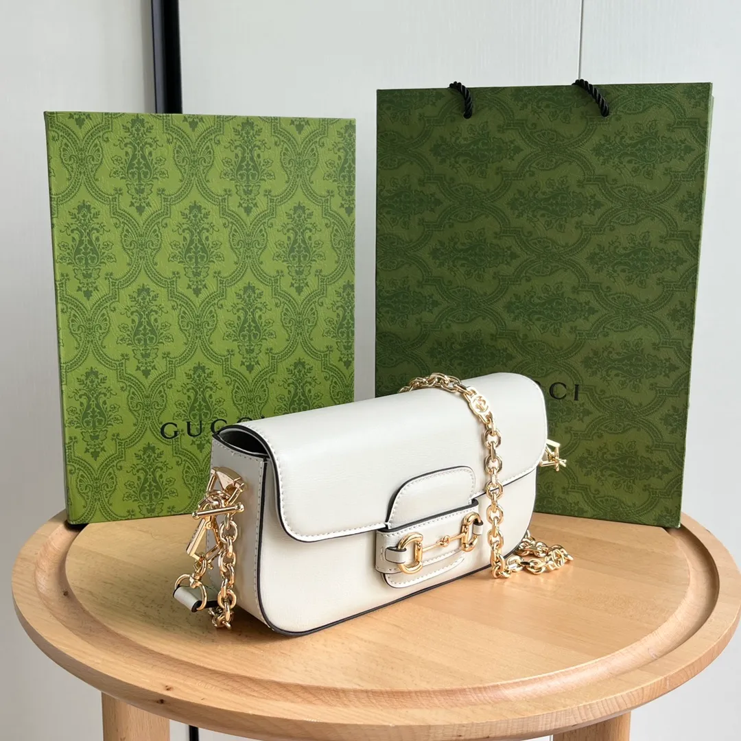 Actual shot #💰280 Style number: 735178 white leather Size: 24✖️13.5✖️7.5cm Gucci Horsebit 1955 baguette Xiaohongshu’s new backpack has 2 shoulder straps, can be carried in the hand, cross-body, or under the armpit. It is flatter and longer than the regular 1955 saddle bag. The chain is very textured. It is perfect for taking pictures when going out👍