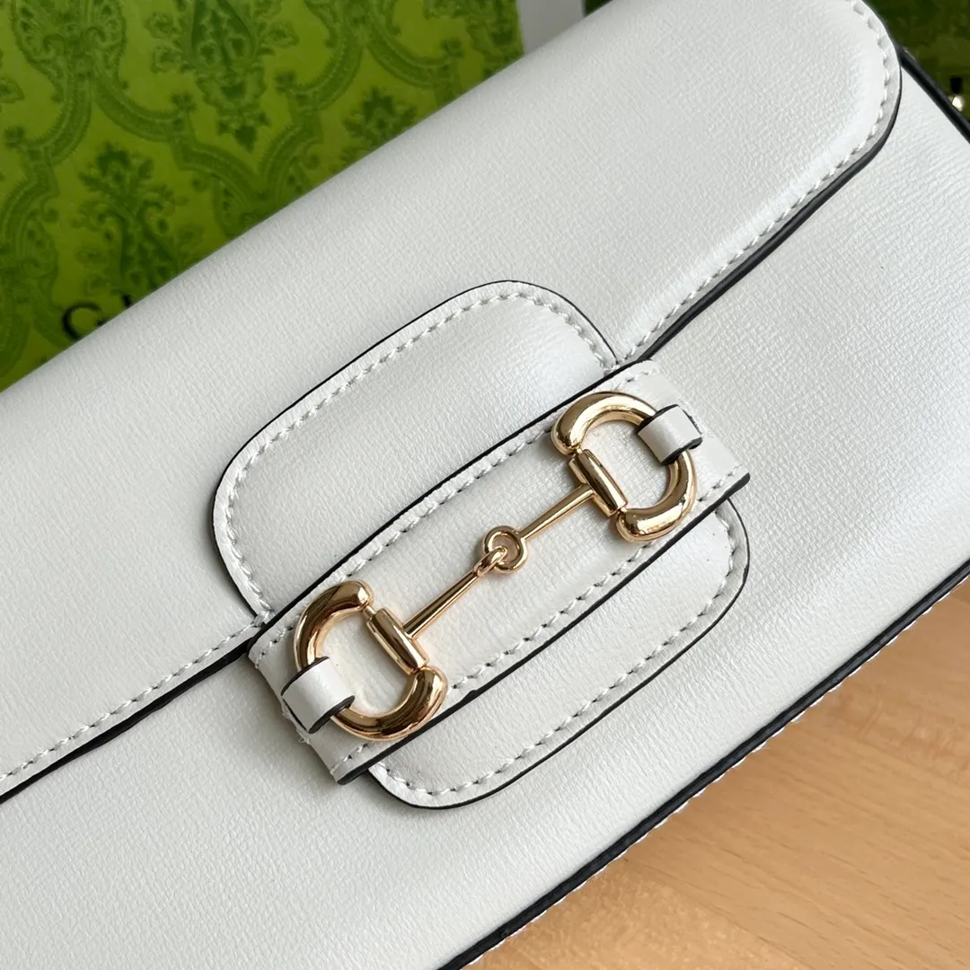 Actual shot #💰280 Style number: 735178 white leather Size: 24✖️13.5✖️7.5cm Gucci Horsebit 1955 baguette Xiaohongshu’s new backpack has 2 shoulder straps, can be carried in the hand, cross-body, or under the armpit. It is flatter and longer than the regular 1955 saddle bag. The chain is very textured. It is perfect for taking pictures when going out👍