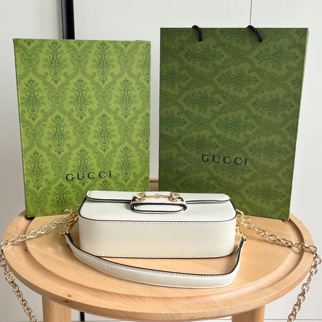 Actual shot #💰280 Style number: 735178 white leather Size: 24✖️13.5✖️7.5cm Gucci Horsebit 1955 baguette Xiaohongshu’s new backpack has 2 shoulder straps, can be carried in the hand, cross-body, or under the armpit. It is flatter and longer than the regular 1955 saddle bag. The chain is very textured. It is perfect for taking pictures when going out👍