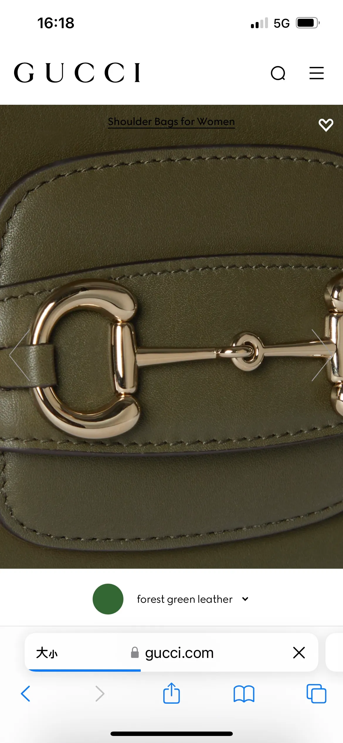 p1580. 🔥"With full set of original counter packaging" 🔥[New product] This Gucci Horsebit 1955 series small shoulder bag continues the equestrian style, with a double ring and long strip design, cleverly combining light gold tone details and smooth cow leather. Forest green smooth cow leather with contrasting stitching Light gold-tone hardware Brown cotton and linen blend lining Horsebit detail on the front Half horsebit detail on the sides Interior: Two main compartments and a zip pocket Adjustable cow leather shoulder strap (H28cm - 50cm); length adjustable from 71cm to 114cm Flap closure Ident.: 815178. Dimensions: 26cm (width) x 17.5cm (height) x 10cm (depth) Weight: approx. 0.85kg Color: forest green full leather/original leather. Made in Italy