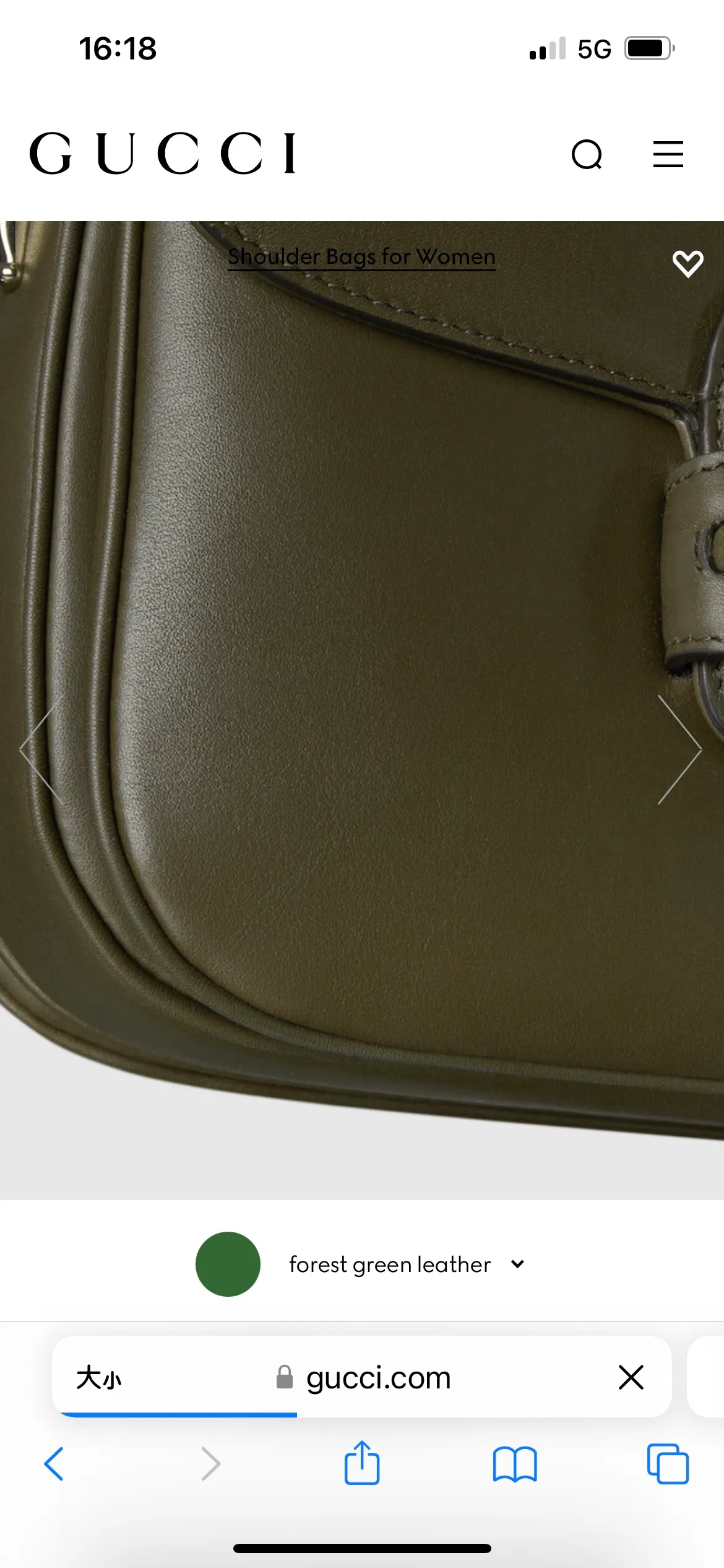 p1580. 🔥"With full set of original counter packaging" 🔥[New product] This Gucci Horsebit 1955 series small shoulder bag continues the equestrian style, with a double ring and long strip design, cleverly combining light gold tone details and smooth cow leather. Forest green smooth cow leather with contrasting stitching Light gold-tone hardware Brown cotton and linen blend lining Horsebit detail on the front Half horsebit detail on the sides Interior: Two main compartments and a zip pocket Adjustable cow leather shoulder strap (H28cm - 50cm); length adjustable from 71cm to 114cm Flap closure Ident.: 815178. Dimensions: 26cm (width) x 17.5cm (height) x 10cm (depth) Weight: approx. 0.85kg Color: forest green full leather/original leather. Made in Italy