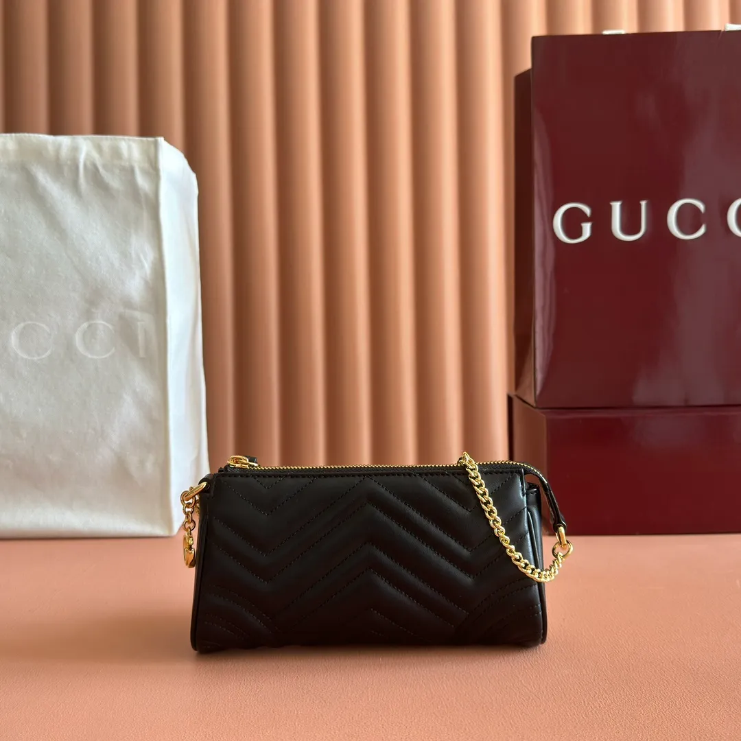 p900💋💋💋【Original leather configuration counter complete package】2025 autumn and winter series, this small shoulder bag adopts a soft yet stiff silhouette and is equipped with the logo double G zipper puller, highlighting the style of the GG Marmont series. The faceted chain shoulder strap is complemented by gold-tone hardware, and an interior calfskin flap pocket adds practicality. Black quilted V-shaped calfskin. Gold-tone hardware. Burgundy taffeta lining. Interior: calfskin leather flap pocket. Chain shoulder strap (23cm high). Zip fly with Double G puller. Ident.: 847589. Dimensions: 20cm (bottom width) x 18cm (top width) x 11cm (height) x 3.5cm (depth) Weight: about 0.1kg Color: black full leather. Made in Italy
