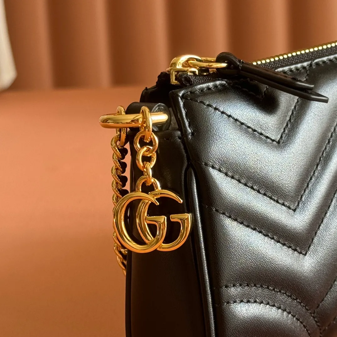 p900💋💋💋【Original leather configuration counter complete package】2025 autumn and winter series, this small shoulder bag adopts a soft yet stiff silhouette and is equipped with the logo double G zipper puller, highlighting the style of the GG Marmont series. The faceted chain shoulder strap is complemented by gold-tone hardware, and an interior calfskin flap pocket adds practicality. Black quilted V-shaped calfskin. Gold-tone hardware. Burgundy taffeta lining. Interior: calfskin leather flap pocket. Chain shoulder strap (23cm high). Zip fly with Double G puller. Ident.: 847589. Dimensions: 20cm (bottom width) x 18cm (top width) x 11cm (height) x 3.5cm (depth) Weight: about 0.1kg Color: black full leather. Made in Italy