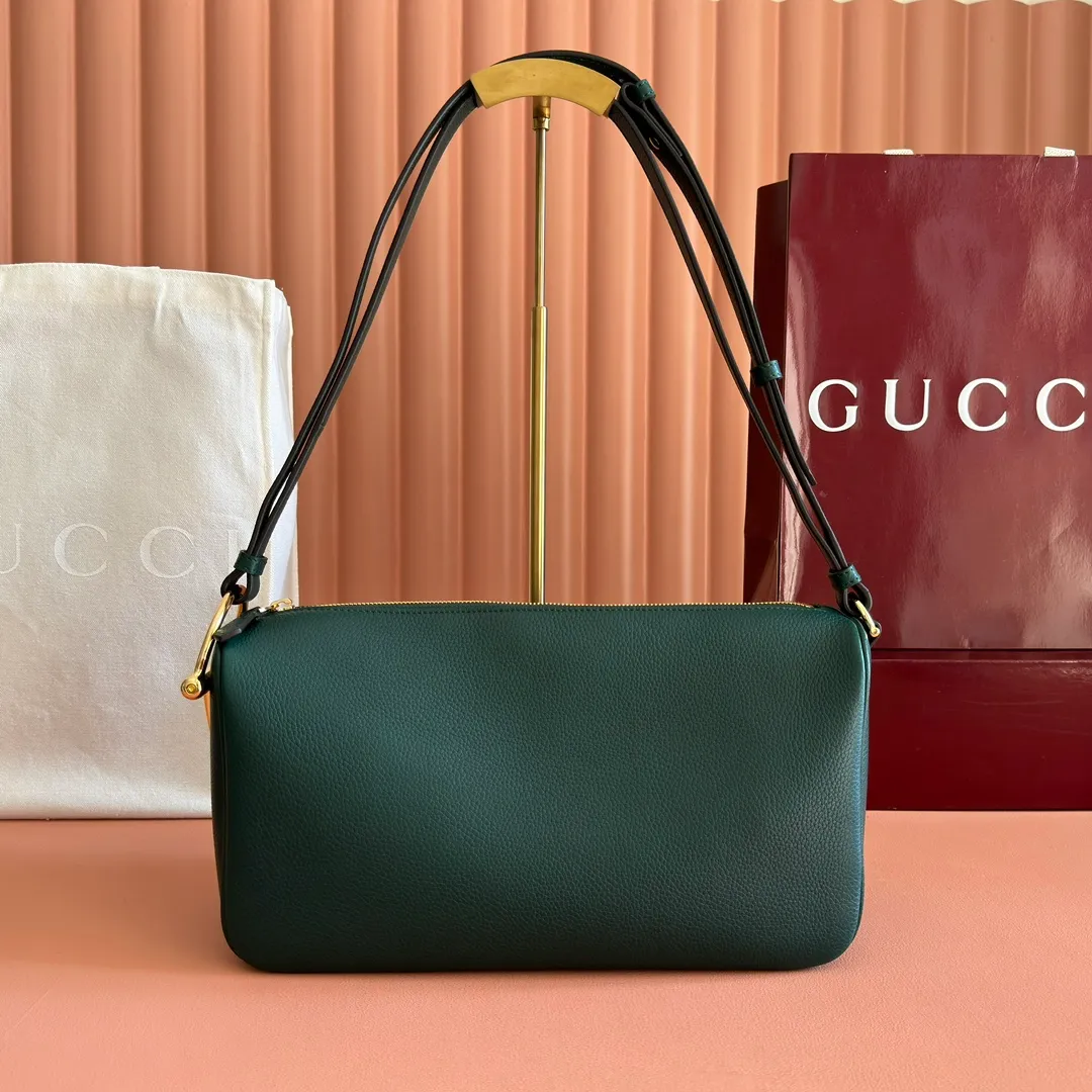 p1220💋💋💋【Original configuration counter full set packaging】Renewedly presents the Gucci Half Horsebit series, reinterpreting one of the brand's most iconic elements in a modern style. The collection cleverly combines relaxed silhouettes with the iconic half-horsebit hardware, which gives rise to its name. Ivory grained soft leather Gold-tone hardware White linen-cotton blend lining Half horsebit closure Interior: One open pocket Adjustable cowhide leather shoulder strap (height: 32cm - 34cm; length: 66cm - 73cm) Zip closure Ident: 860787. Dimensions: 31.5cm (width) x 17cm (height) x 12cm (depth) Weight: approx. 0.7kg