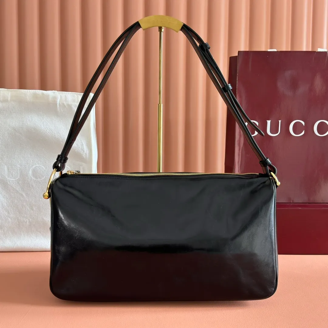 p1360. 💋💋💋【With full set of original counter packaging】The Gucci Half Horsebit series is re-presented, reinterpreting one of the brand's most iconic elements in a modern style. The collection cleverly combines relaxed silhouettes with the iconic half-horsebit hardware, which gives rise to its name. Yellow GG embossed suede Gold-tone hardware Brown cotton and linen blend lining Half horsebit closure Interior: One open pocket Adjustable leather shoulder strap (height: 33cm - 38cm) Zip closure Ident number: 862530. Dimensions: 38cm (W) x 20cm (H) x 15cm (D) Weight: Approx. 0.95kg Colour: Pleated Black
