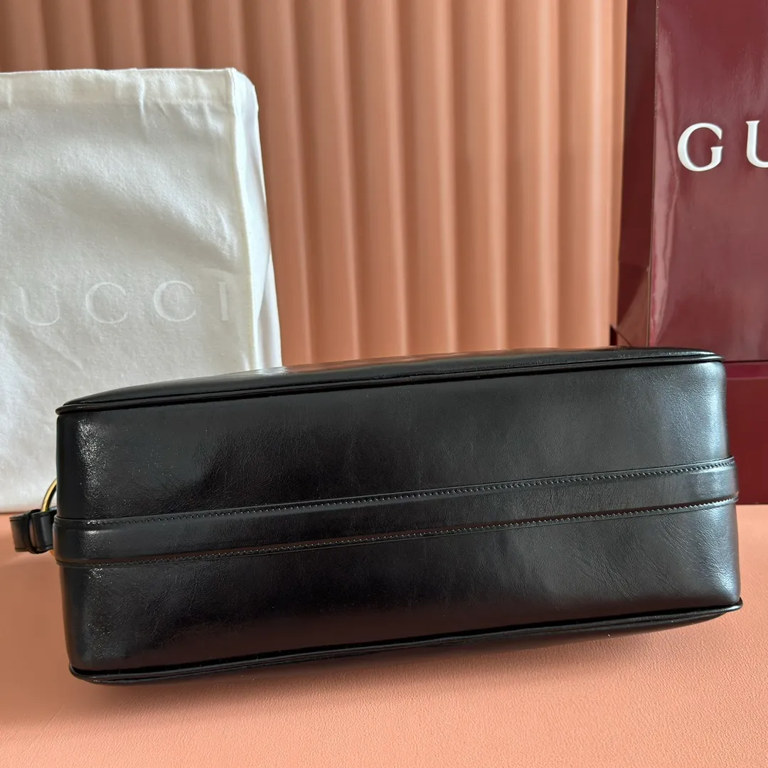 p1360. 💋💋💋【With full set of original counter packaging】The Gucci Half Horsebit series is re-presented, reinterpreting one of the brand's most iconic elements in a modern style. The collection cleverly combines relaxed silhouettes with the iconic half-horsebit hardware, which gives rise to its name. Yellow GG embossed suede Gold-tone hardware Brown cotton and linen blend lining Half horsebit closure Interior: One open pocket Adjustable leather shoulder strap (height: 33cm - 38cm) Zip closure Ident number: 862530. Dimensions: 38cm (W) x 20cm (H) x 15cm (D) Weight: Approx. 0.95kg Colour: Pleated Black