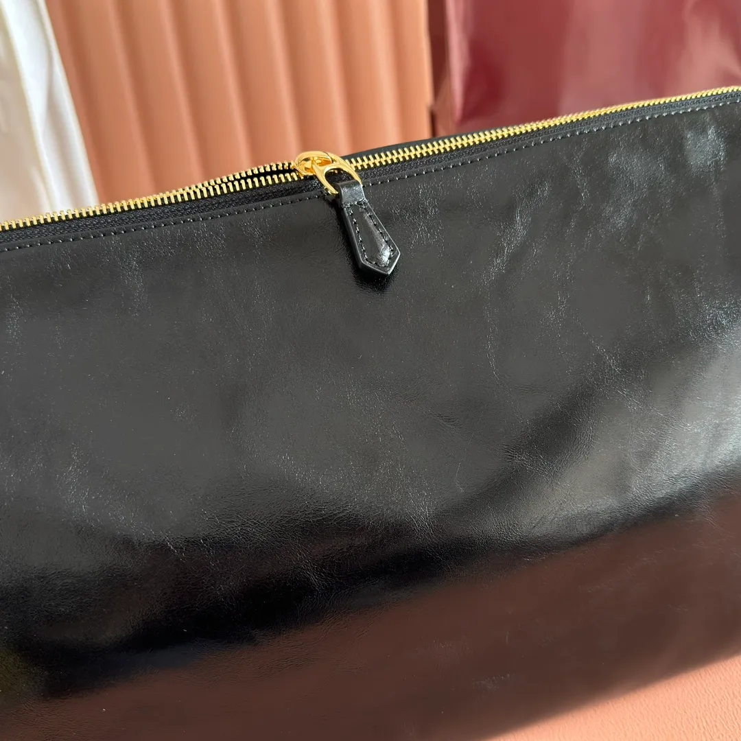 p1360. 💋💋💋【With full set of original counter packaging】The Gucci Half Horsebit series is re-presented, reinterpreting one of the brand's most iconic elements in a modern style. The collection cleverly combines relaxed silhouettes with the iconic half-horsebit hardware, which gives rise to its name. Yellow GG embossed suede Gold-tone hardware Brown cotton and linen blend lining Half horsebit closure Interior: One open pocket Adjustable leather shoulder strap (height: 33cm - 38cm) Zip closure Ident number: 862530. Dimensions: 38cm (W) x 20cm (H) x 15cm (D) Weight: Approx. 0.95kg Colour: Pleated Black