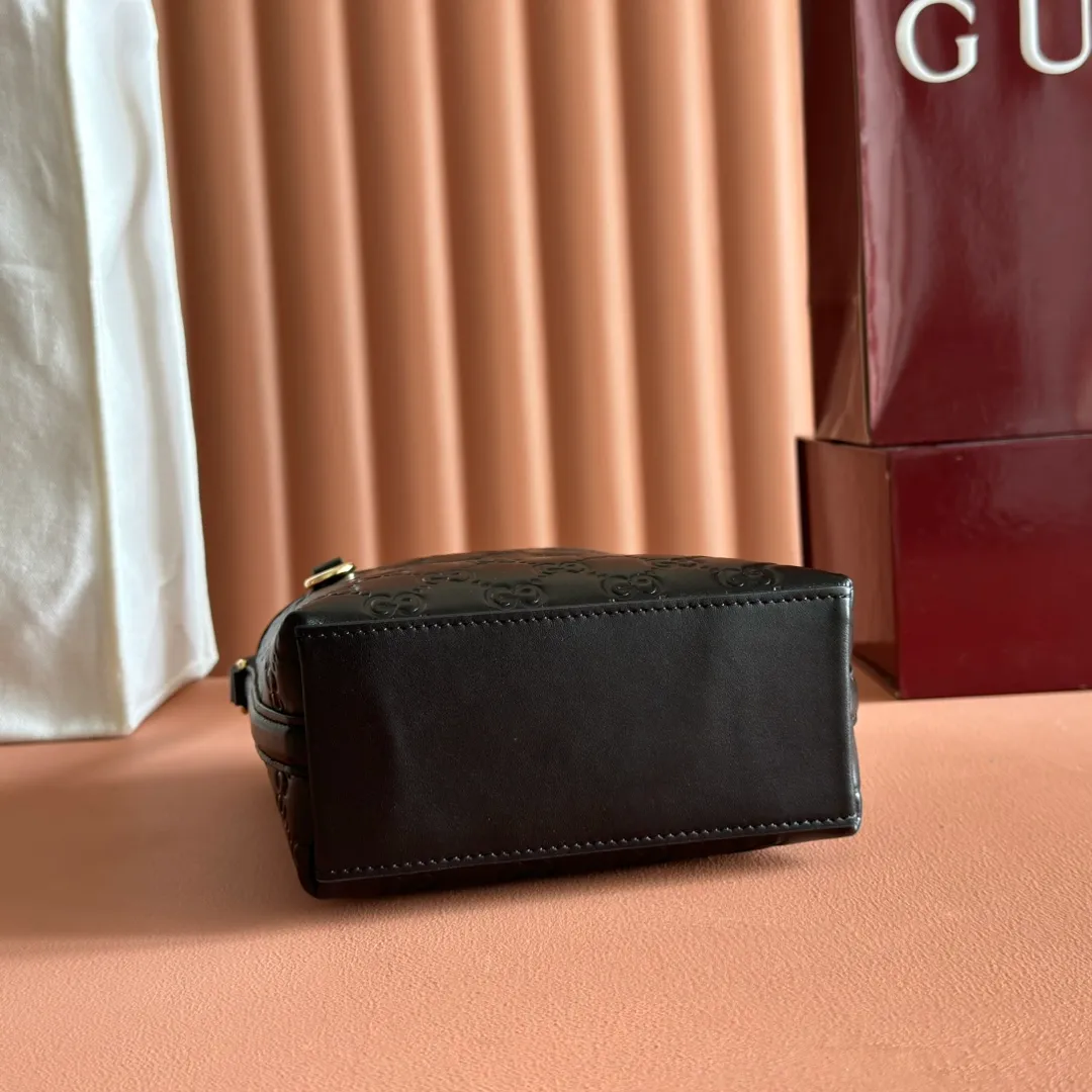 p960. 💋💋💋"With full set of original counter packaging" [New product] 2025 autumn and winter series, this mini bucket bag reinterprets brand elements with practical design, adding a masterpiece to the new GG Emblem series. This mini bucket bag has a simple and compact silhouette with exquisite details. It is designed with a long shoulder strap and is comfortable to carry, making it a versatile item suitable for day and night occasions. Black GG printed embossed leather Gold tone hardware Black cotton and linen lining The bag pictured is sold separately and does not come with the bag charm. Adjustable leather shoulder strap Height: 52-58 cm Model: 847090. Dimensions: 15 (18) cm (width) x 18 cm (height) x 8 cm (depth) Weight: approx. 0.211 kg Color: Black embossed. Made in Italy