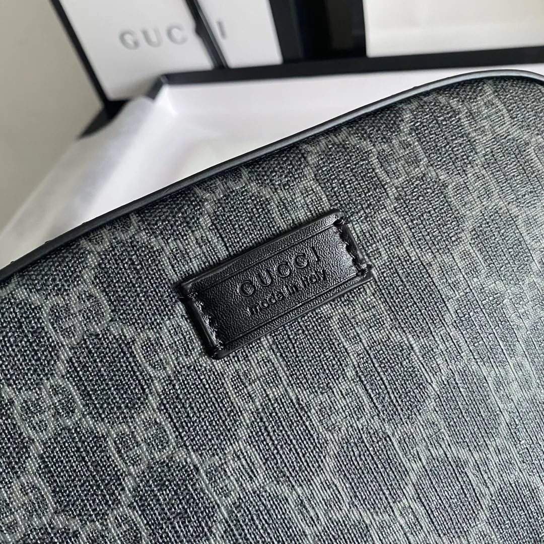 Actual shot #💰220 Model: 574886g Size: 24.5x15x7cm GUCCI gg black series crossbody camera bag is carefully made of soft high-grade PVC waterproof material! The simple design is combined with the brand's classic iconic red and green webbing.