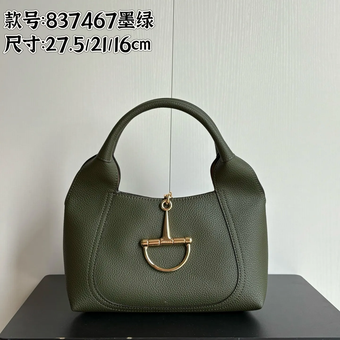 Upgraded version of real shot #💰300 Style number: 837467 dark green Size: 27.5X21X16～ Gucci Softbit series small shoulder bag, ingeniously integrated with the brand's classic equestrian style accessories with half horse bit shape. The handle is 15 cm high and can be opened and closed with a magnetic buckle.