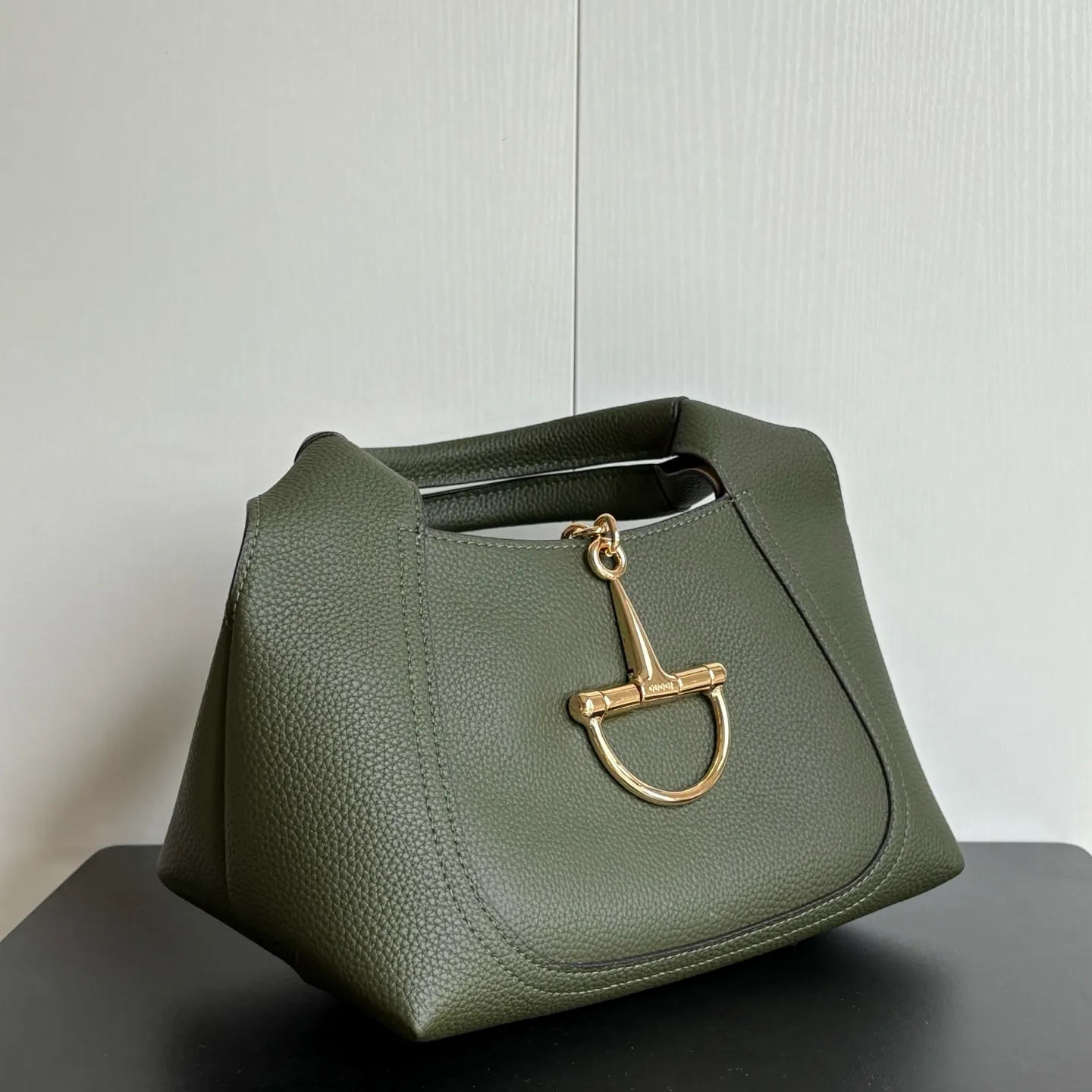 Upgraded version of real shot #💰300 Style number: 837467 dark green Size: 27.5X21X16～ Gucci Softbit series small shoulder bag, ingeniously integrated with the brand's classic equestrian style accessories with half horse bit shape. The handle is 15 cm high and can be opened and closed with a magnetic buckle.