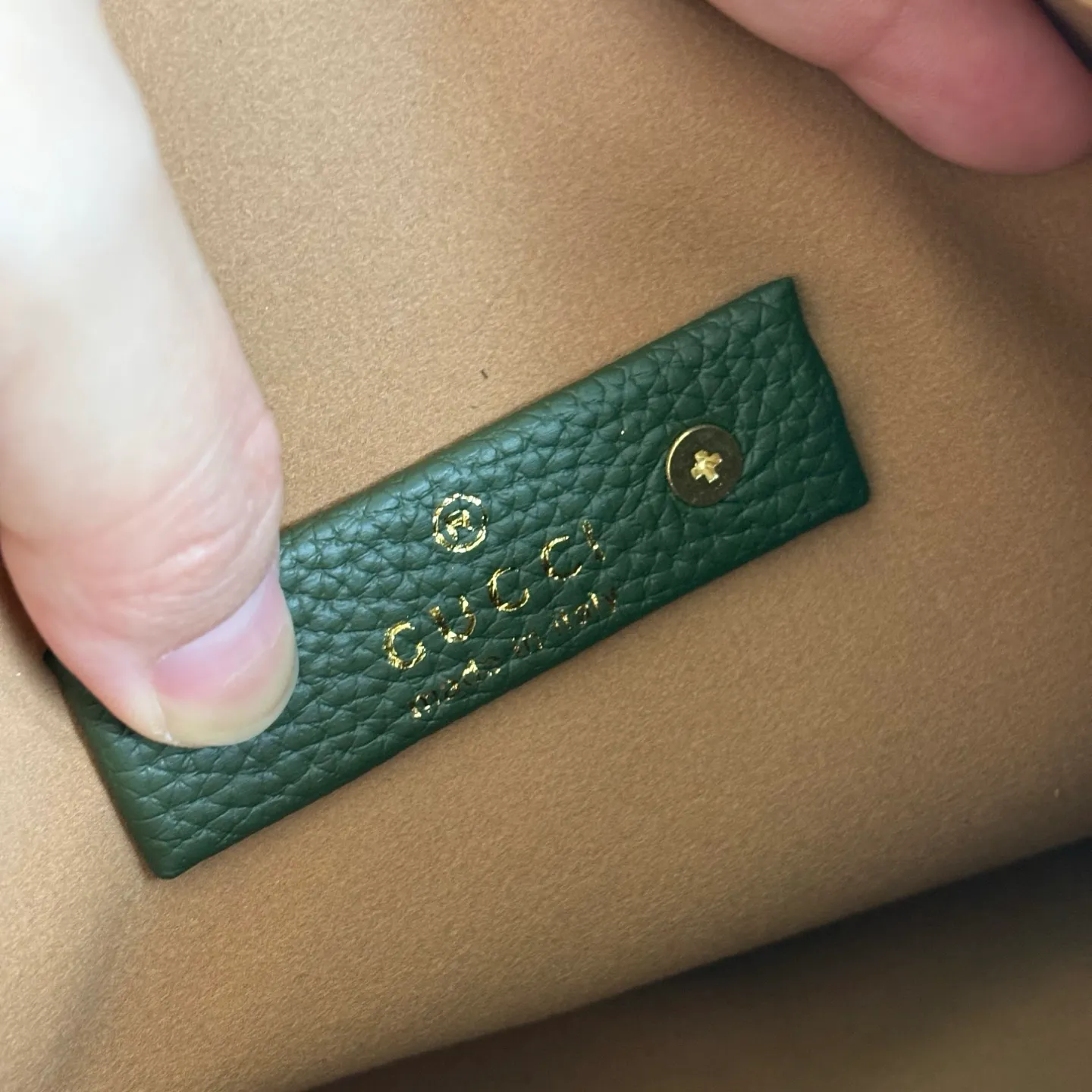 Upgraded version of real shot #💰300 Style number: 837467 dark green Size: 27.5X21X16～ Gucci Softbit series small shoulder bag, ingeniously integrated with the brand's classic equestrian style accessories with half horse bit shape. The handle is 15 cm high and can be opened and closed with a magnetic buckle.