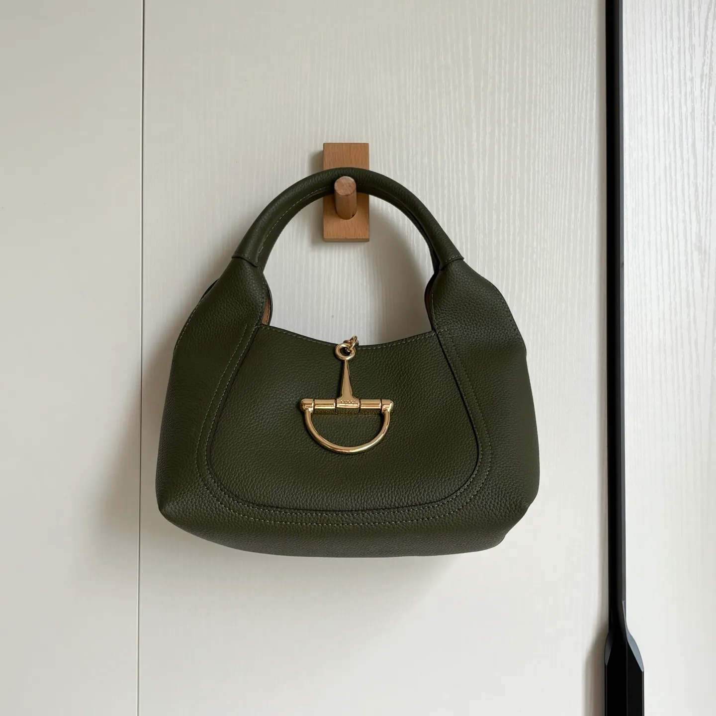 Upgraded version of real shot #💰300 Style number: 837467 dark green Size: 27.5X21X16～ Gucci Softbit series small shoulder bag, ingeniously integrated with the brand's classic equestrian style accessories with half horse bit shape. The handle is 15 cm high and can be opened and closed with a magnetic buckle.