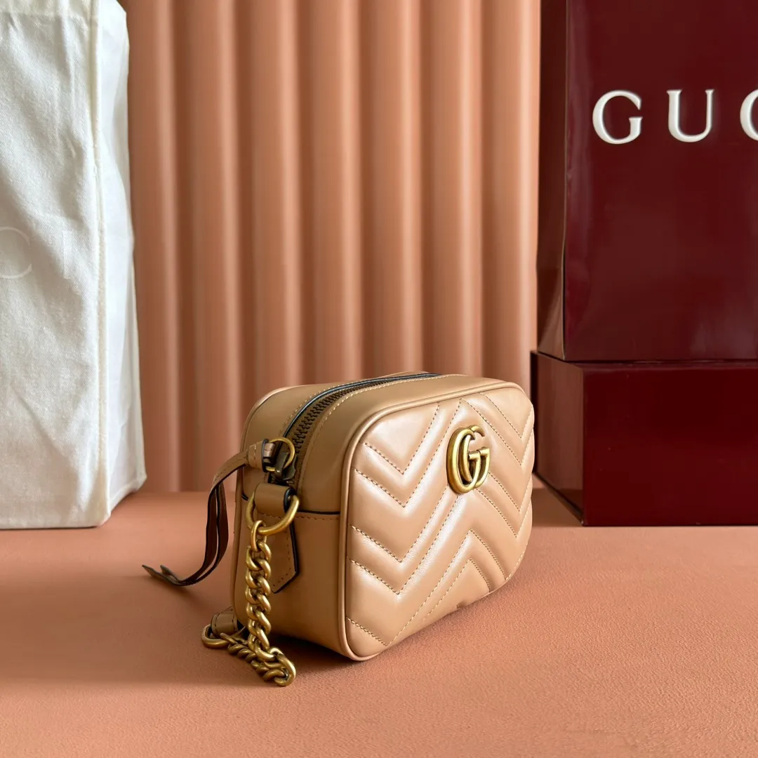 p960. 💋💋💋【Full set of packaging at the counter】🔥🔥"Marmont Italian original leather"‼ ‼ Have you picked up the addictive Gucci bags? The elegant and exquisite design of the GG Marmont series has captured the hearts of many girls! At the same time, it is also a must-have versatile item for global experts! Super awesome! Model: 448065. Size: 18*12*6.