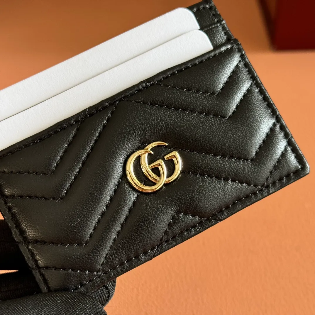 p280💋💋💋"With full set of original counter packaging" This GG Marmont series card holder is crafted from light blue V-shaped Matelassé cow leather. The bag has a crisp shape and is equipped with the iconic Double G accessories in silver tones. Light blue V-shaped Matelassé cow leather, silver-toned hardware, Double G, 4 card compartments, 1 open pocket. Model number: 443127. Dimensions: 10cm (width) x 7cm (height) Weight: approx. 65g