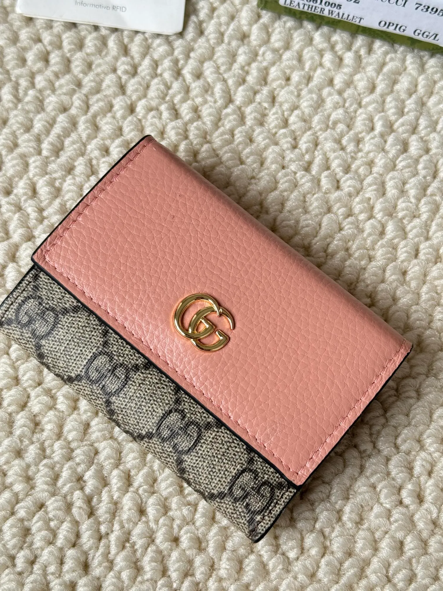 💰120 Gucci has launched a new model, the new mini folding coin purse, which can be held in hand and placed in the bag. Card bags are super cute. Number: 739525. Size: about 11cm.