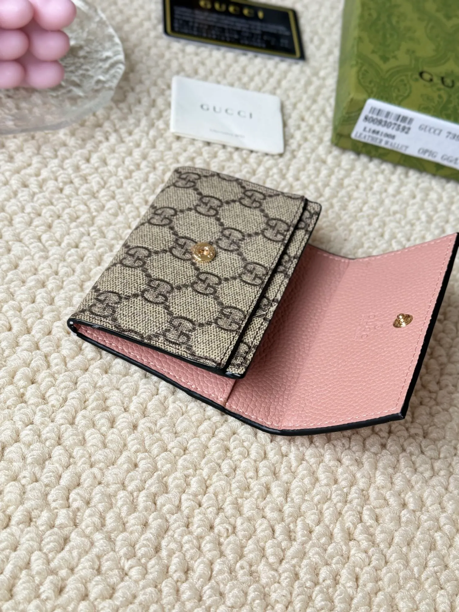 💰120 Gucci has launched a new model, the new mini folding coin purse, which can be held in hand and placed in the bag. Card bags are super cute. Number: 739525. Size: about 11cm.