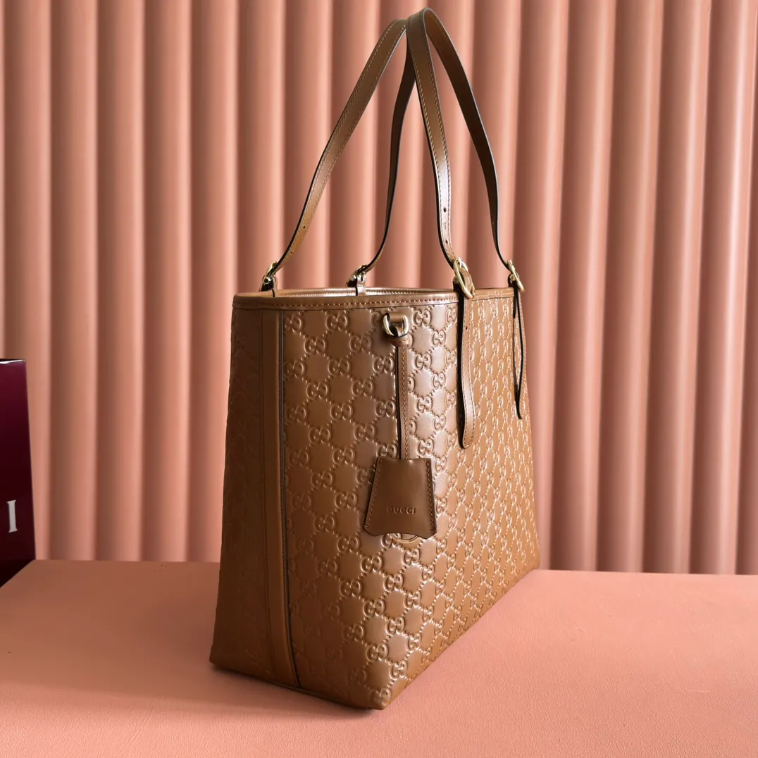 p1480💋💋💋. "With full set of original counter packaging" [New Product] 2025 autumn and winter series, the new GG Emblem series reinterprets the brand's timeless elegance and exquisite craftsmanship. This tote bag is crafted from GG printed embossed cow leather. Pink printed embossed GG calfskin Light gold tone hardware Pink cotton lining Interior: zip pocket Strap height: 19.5 cm – 30 cm Ident: 847455. Dimensions: 37cm (W) x 31cm (H) x 16cm (D) Weight: Approx. 1.0kg Colour: Brown embossed. Made in Italy