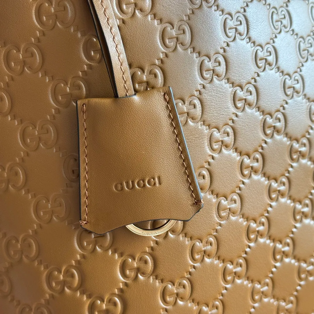 p1480💋💋💋. "With full set of original counter packaging" [New Product] 2025 autumn and winter series, the new GG Emblem series reinterprets the brand's timeless elegance and exquisite craftsmanship. This tote bag is crafted from GG printed embossed cow leather. Pink printed embossed GG calfskin Light gold tone hardware Pink cotton lining Interior: zip pocket Strap height: 19.5 cm – 30 cm Ident: 847455. Dimensions: 37cm (W) x 31cm (H) x 16cm (D) Weight: Approx. 1.0kg Colour: Brown embossed. Made in Italy