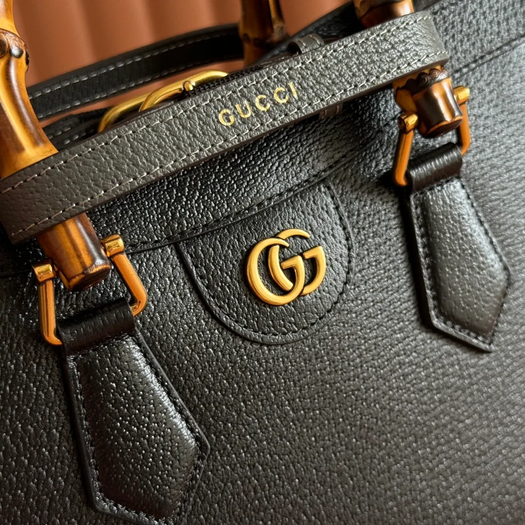 p1580. 📣📣📣【Original leather accessories🌈Full set of counter packaging】🔥🔥Small tote bag combines two recognizable brand elements, bamboo handles and double G accessories. "The blue leather material contrasts with the two khaki buckles, highlighting the smart and elegant temperament. Size: 27*24*11cm Model: 702721.