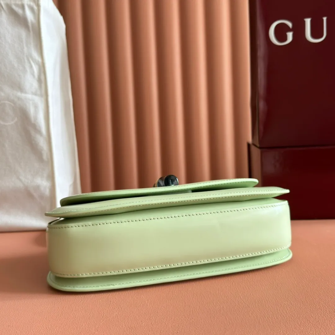 p1680. 💋💋💋 Equipped with full counter packaging [New Product] This small handbag reinterprets the iconic bamboo-shaped accessories with resin and brass details, adding another dazzling masterpiece to the 2025 spring and summer series. The Gucci Bamboo Diva tote adds a pop of color to any look. White glossy buffed leather Resin and brass bamboo hardware Three-level articulated compartments White leather lining Interior: One zippered pocket and a mirror with removable pocket Handle height 10cm Removable and adjustable leather shoulder strap (50cm high); length adjustable between 100cm and 116cm Bamboo lock Model number: 827750 Dimensions: 26.6cm (width) x 13cm (h) x 8 cm (depth) Weight: about 0.9 kg Color: green full leather/original leather. Made in Italy