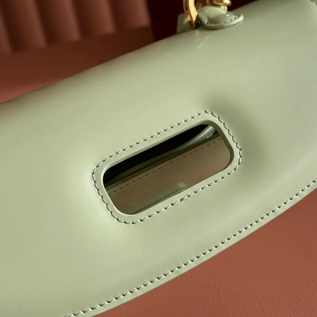 p1680. 💋💋💋 Equipped with full counter packaging [New Product] This small handbag reinterprets the iconic bamboo-shaped accessories with resin and brass details, adding another dazzling masterpiece to the 2025 spring and summer series. The Gucci Bamboo Diva tote adds a pop of color to any look. White glossy buffed leather Resin and brass bamboo hardware Three-level articulated compartments White leather lining Interior: One zippered pocket and a mirror with removable pocket Handle height 10cm Removable and adjustable leather shoulder strap (50cm high); length adjustable between 100cm and 116cm Bamboo lock Model number: 827750 Dimensions: 26.6cm (width) x 13cm (h) x 8 cm (depth) Weight: about 0.9 kg Color: green full leather/original leather. Made in Italy