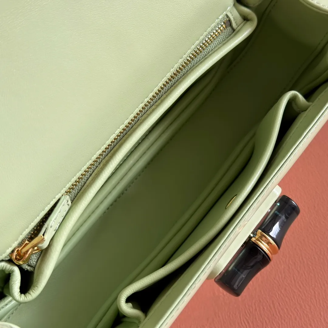 p1680. 💋💋💋 Equipped with full counter packaging [New Product] This small handbag reinterprets the iconic bamboo-shaped accessories with resin and brass details, adding another dazzling masterpiece to the 2025 spring and summer series. The Gucci Bamboo Diva tote adds a pop of color to any look. White glossy buffed leather Resin and brass bamboo hardware Three-level articulated compartments White leather lining Interior: One zippered pocket and a mirror with removable pocket Handle height 10cm Removable and adjustable leather shoulder strap (50cm high); length adjustable between 100cm and 116cm Bamboo lock Model number: 827750 Dimensions: 26.6cm (width) x 13cm (h) x 8 cm (depth) Weight: about 0.9 kg Color: green full leather/original leather. Made in Italy