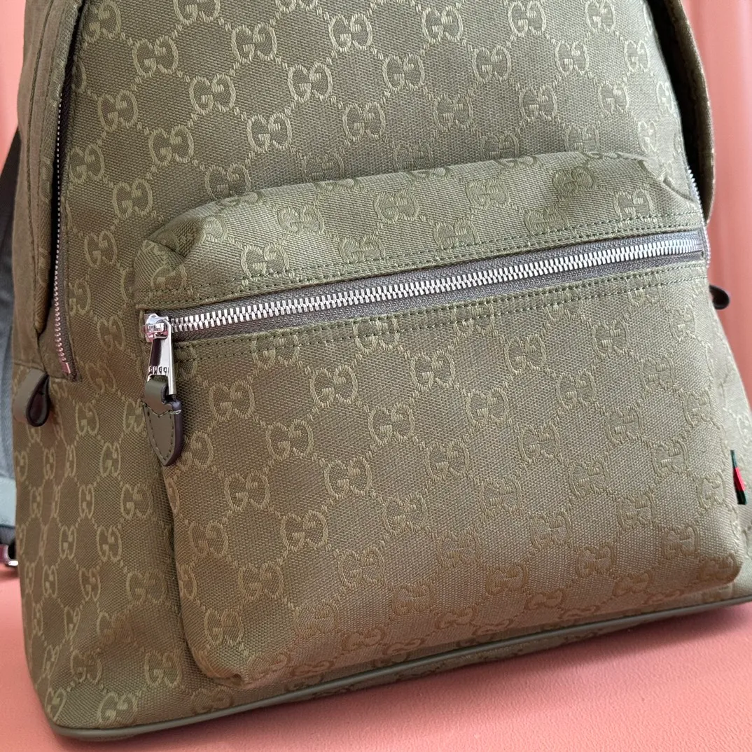 p1240. 💋💋💋【With full set of original counter packaging】【New Product】This backpack is crafted with GG canvas to pay tribute to the instantly recognizable monogram pattern of Guccio Gucci, the founder of the brand. Interpreting a new forest green tone, it adds a modern touch to daily accessories, and the webbing details double the charm of the entire design. Forest green GG canvas Forest green leather trim Red and green web detail Gucci branding on the back Nylon lining Padded mesh on the back Adjustable padded shoulder strap Interior: 1 padded laptop compartment, 1 open pocket External: One zippered pocket Handle height: 8 cm Zipper closure Ident number: 834464. Dimensions: 35cm (width) x 40cm (height) x 20cm (depth) Weight: approx. 1.3kg Color: Forest green cloth. Made in Italy