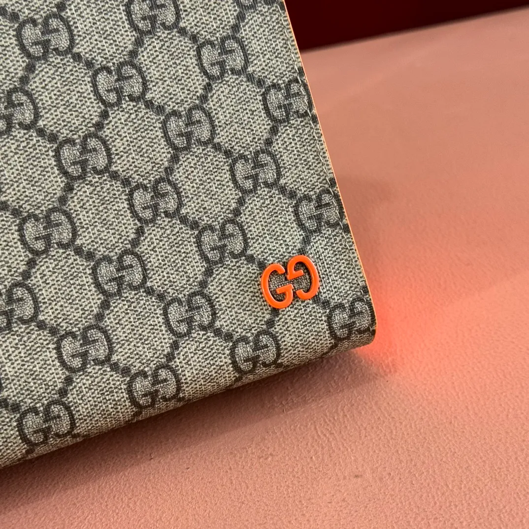 p720🔥🔥🔥【With full set of original green box packaging】Clutch bag with GG details. As the brand's iconic material, GG Supreme canvas has become the main fabric in Gucci's design universe. In the new series, it is reinterpreted through the Gucci aesthetic perspective. This clutch features an all-over monogram pattern. GG accessories add branding charm to the piece. Beige and ebony GG Supreme canvas, red leather trim, brass hardware with red ceramic effect finish, cotton and linen moire fabric lining, GG detail, interior: six card compartments, detachable wrist strap, zip closure. Model: 768255. Dimensions: 18 (length) x 26 (width) x 6cm (thickness) Color: Fluorescent Made in Italy Weight: approx. 0.387 kg