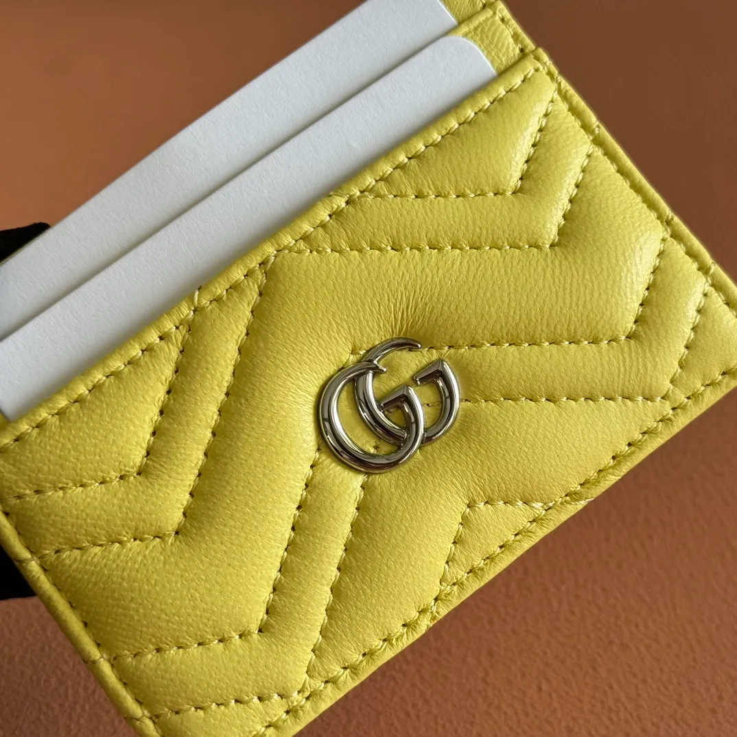 p280💋💋💋"With full set of original counter packaging" This GG Marmont series card holder is crafted from light blue V-shaped Matelassé cow leather. The bag has a crisp shape and is equipped with the iconic Double G accessories in silver tones. Light blue V-shaped Matelassé cow leather, silver-toned hardware, Double G, 4 card compartments, 1 open pocket. Model number: 443127. Dimensions: 10cm (width) x 7cm (height) Weight: approx. 65g