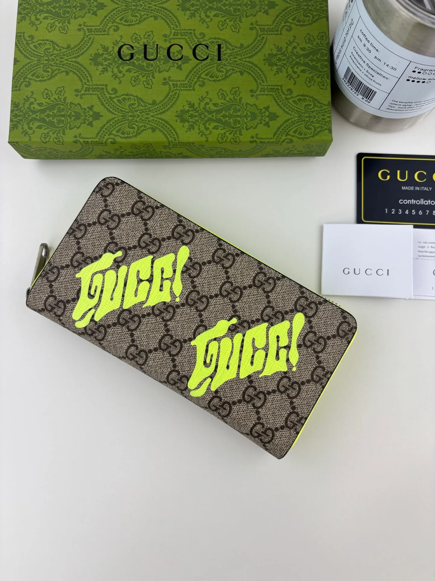 💰150 GUCCl This full-zip wallet is crafted from coated fabric with the classic GG monogram pattern, cleverly incorporating Gucci prints and contrasting leather piping, making the entire design fuller. 12 card compartments, 3 open bill pockets and one zip pocket Style number: 835324 Dimensions: 19cm x 10.5cm x 2.5cm Color: Green