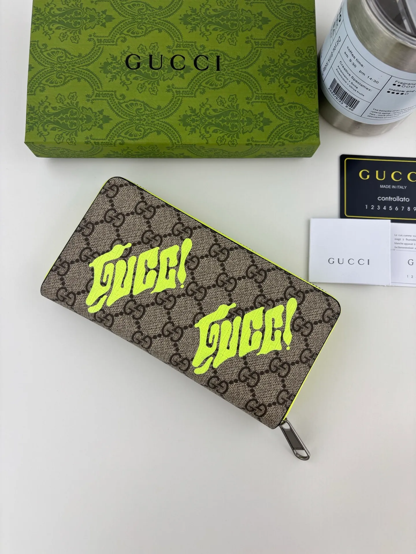 💰150 GUCCl This full-zip wallet is crafted from coated fabric with the classic GG monogram pattern, cleverly incorporating Gucci prints and contrasting leather piping, making the entire design fuller. 12 card compartments, 3 open bill pockets and one zip pocket Style number: 835324 Dimensions: 19cm x 10.5cm x 2.5cm Color: Green