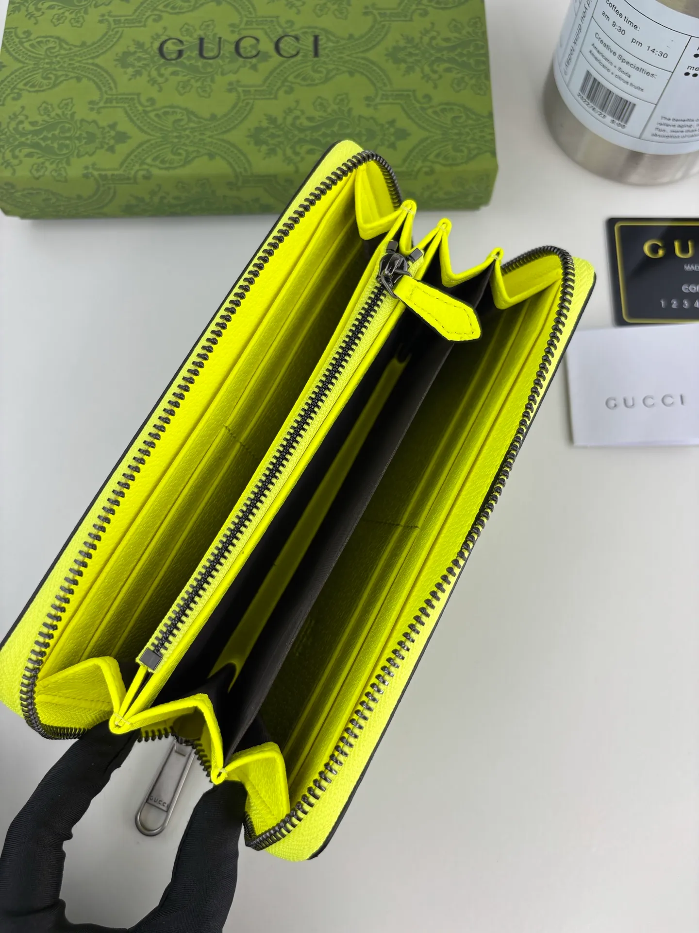 💰150 GUCCl This full-zip wallet is crafted from coated fabric with the classic GG monogram pattern, cleverly incorporating Gucci prints and contrasting leather piping, making the entire design fuller. 12 card compartments, 3 open bill pockets and one zip pocket Style number: 835324 Dimensions: 19cm x 10.5cm x 2.5cm Color: Green
