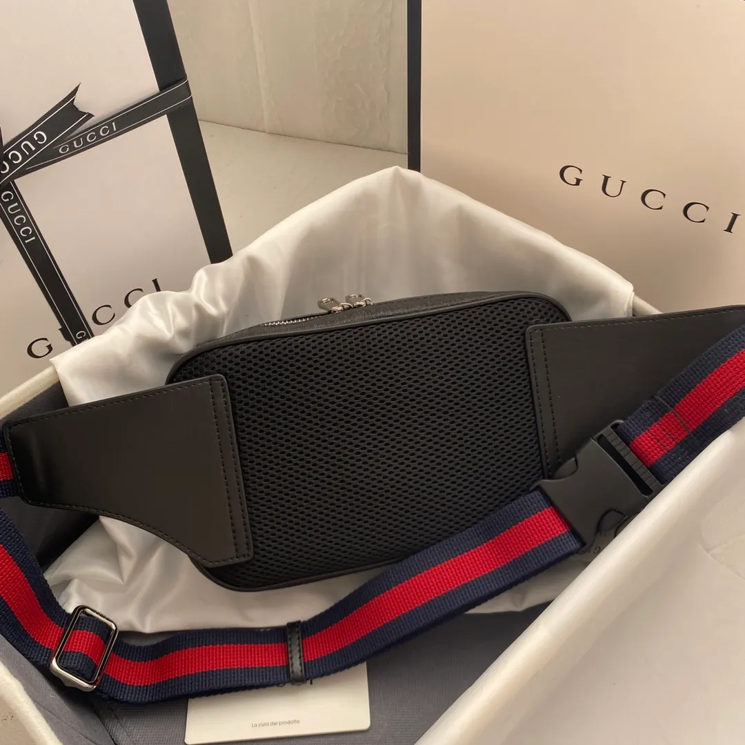 Actual shot #💰240 Style number: 474293 Size: 24*14*5.5 GUCCI men’s waist bag💪Re-engraved with heavy gold pattern👍Imported counter PVC material with first-layer cowhide replica. The leather is super soft🎊Customized counter original hardware👏YKK smooth zipper🏄🏻Perfect craftsmanship