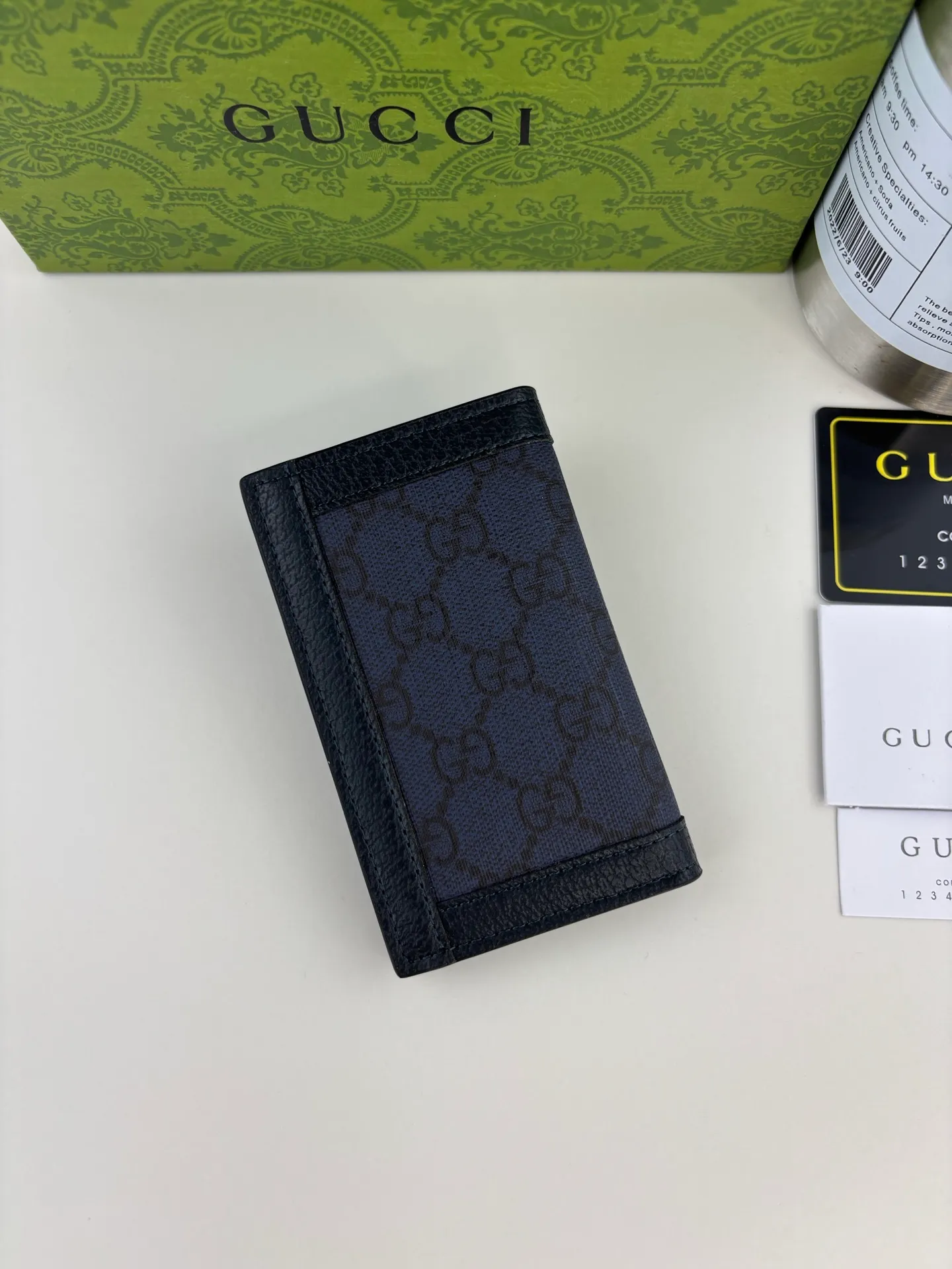 💰110 GUCCl Ophidia series short clip, the GG logo evolved from the Gucci diamond pattern that appeared in the 1930s, and has since become the traditional essence of Gucci. This new Ophidia series card holder uses this recognizable pattern on blue material. Double G hardware completes the look, in blue GG Supreme canvas with blue leather piping and palladium tone hardware, Double G. Style No.: 734943 Size: 7.5cm x 12cm Color: Blue